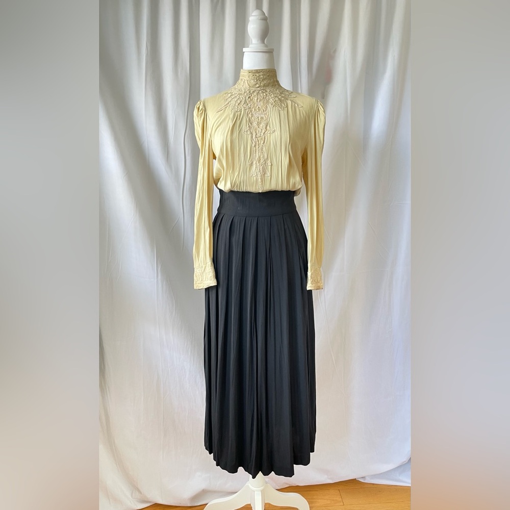 Vintage 80’s Nancy & Johnson dress. Size 6.